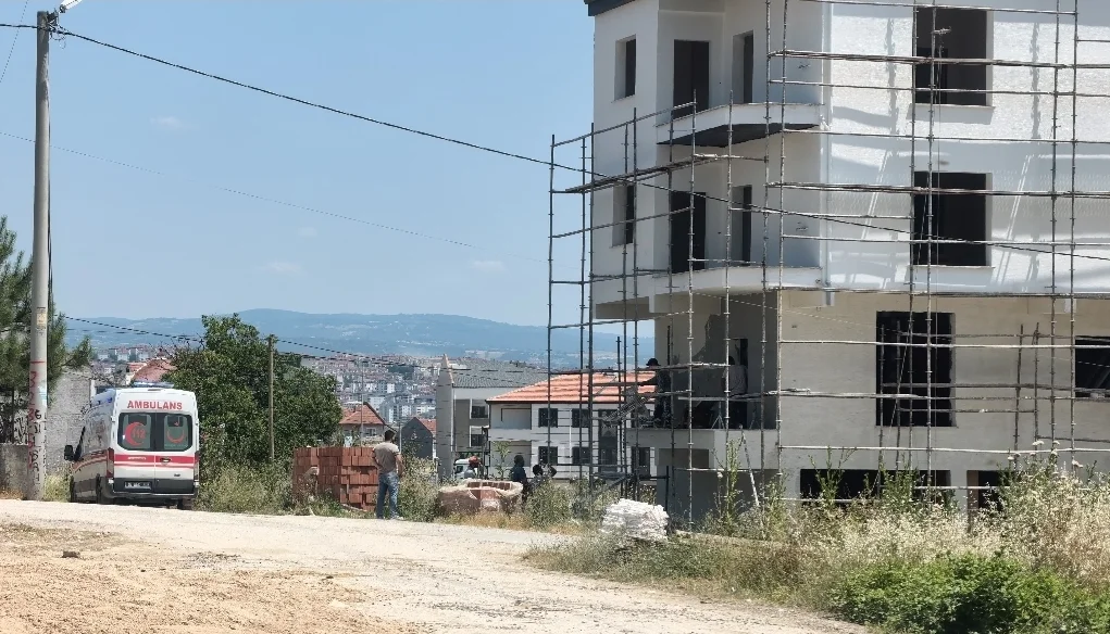 İnegöl'de yüksekten düşen usta yaralandı