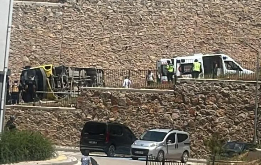 Özel halk otobüsü devrildi
