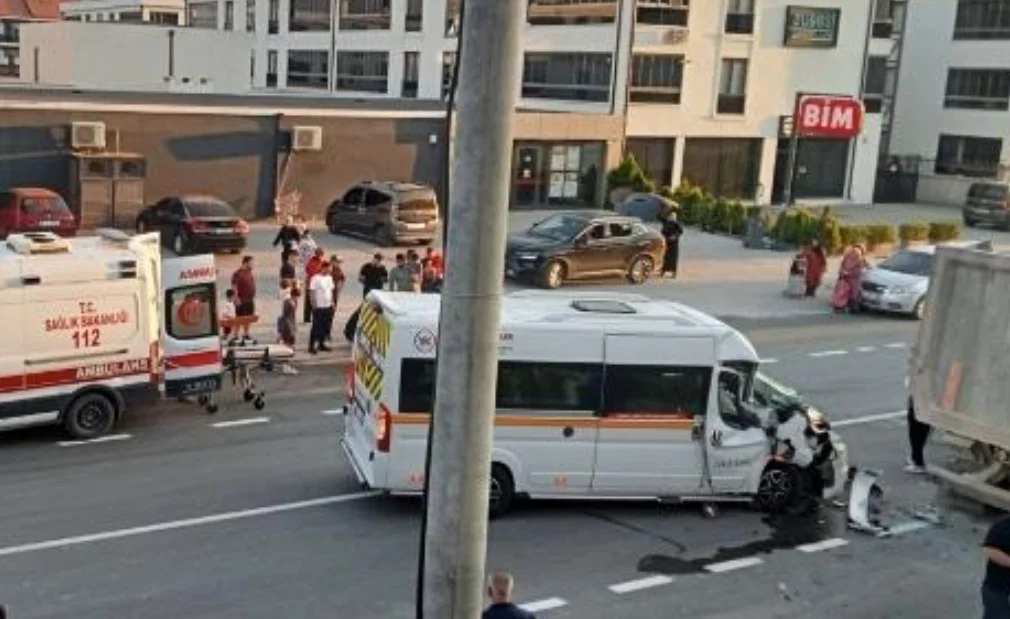 İnegöl'de minibüs kamyona arkadan çarptı