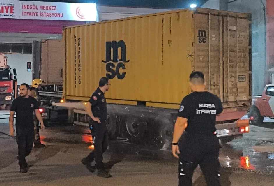 İtfaiye hazır bekledi, alev alan TIR kapıya geldi
