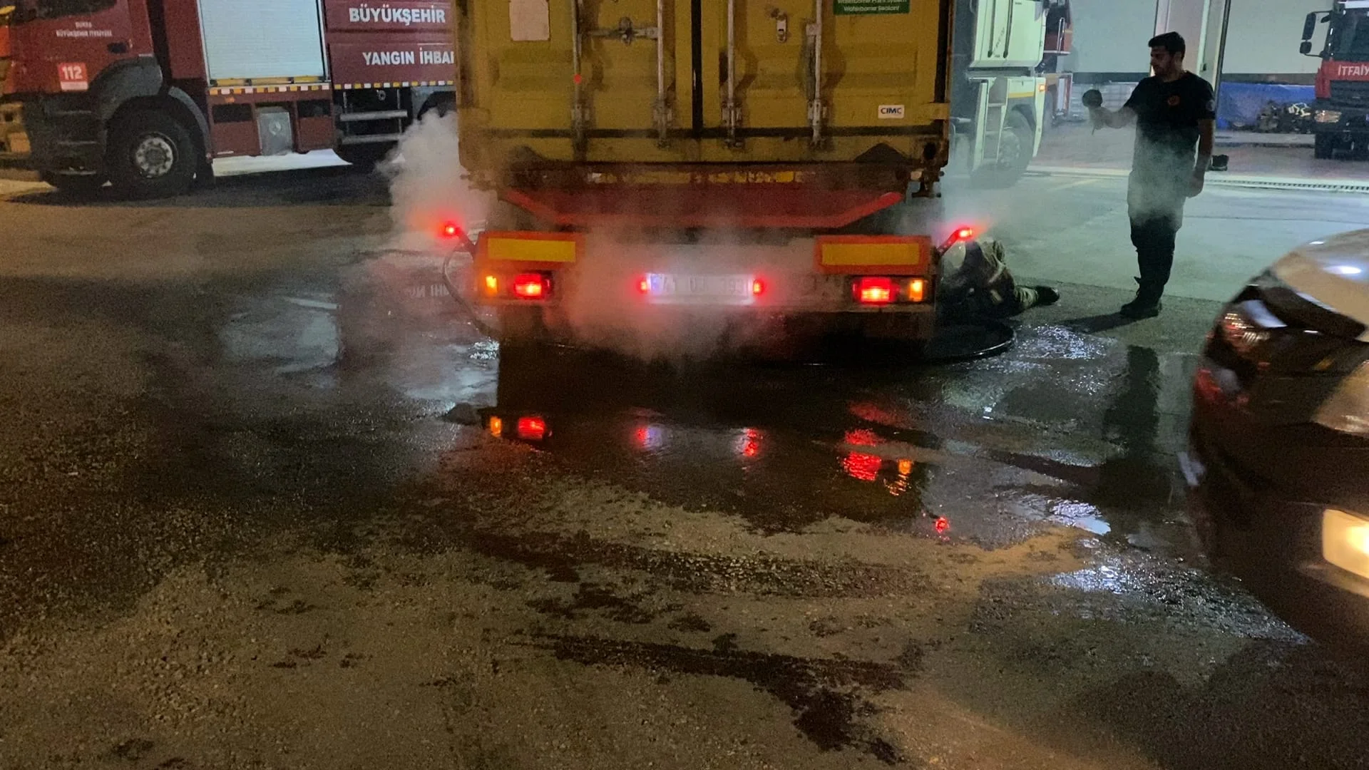İtfaiye hazır bekledi, alev alan TIR kapıya geldi