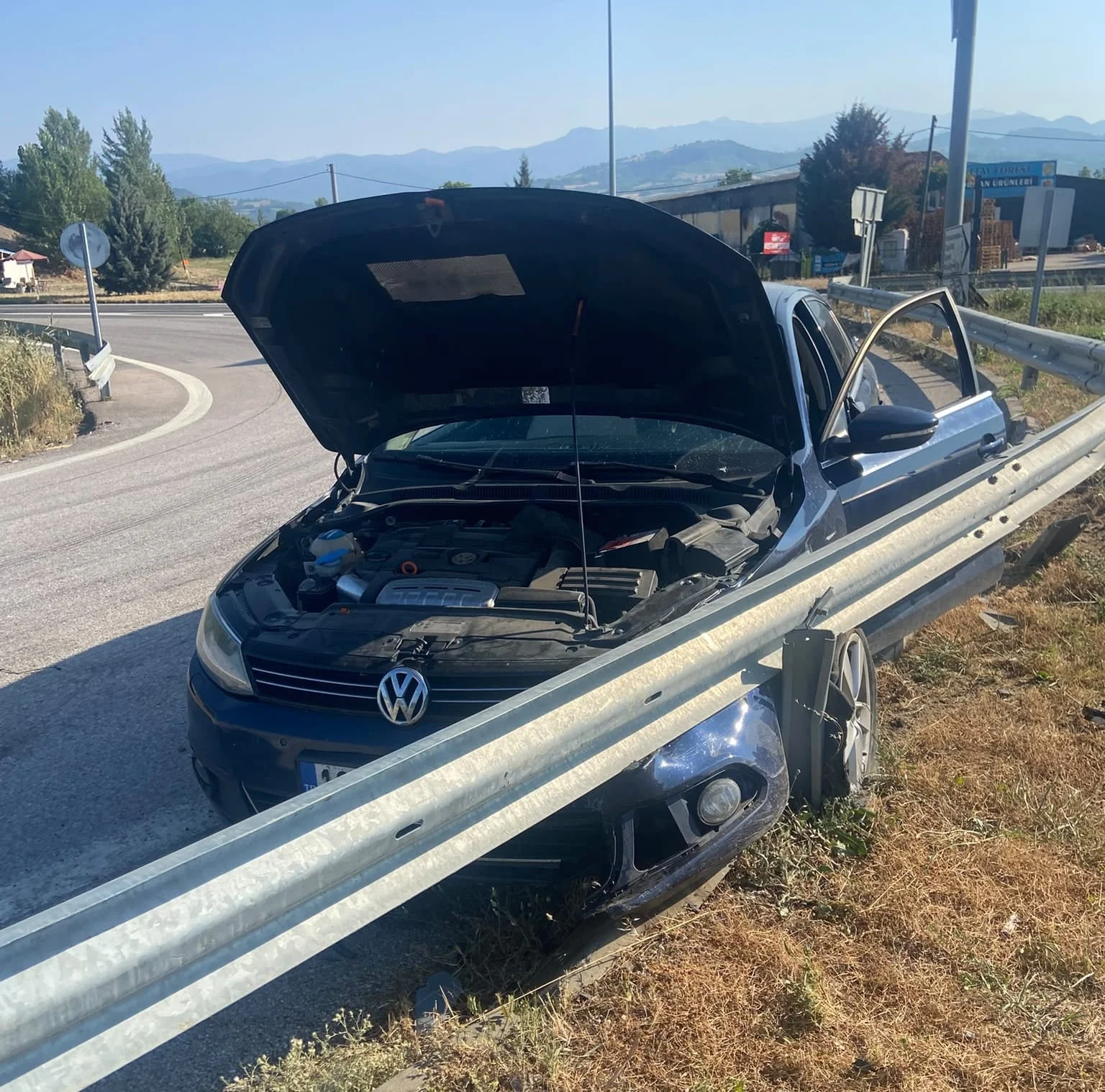 Otomobil bariyerlere çarptı! Otomobil bariyerlere çarptı!