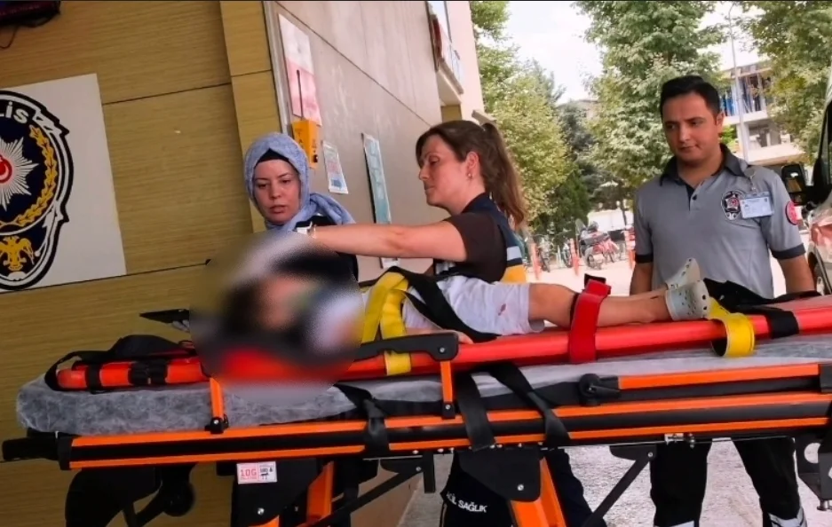İnegöl'de sürgülü kapının altında kalan çocuk ...