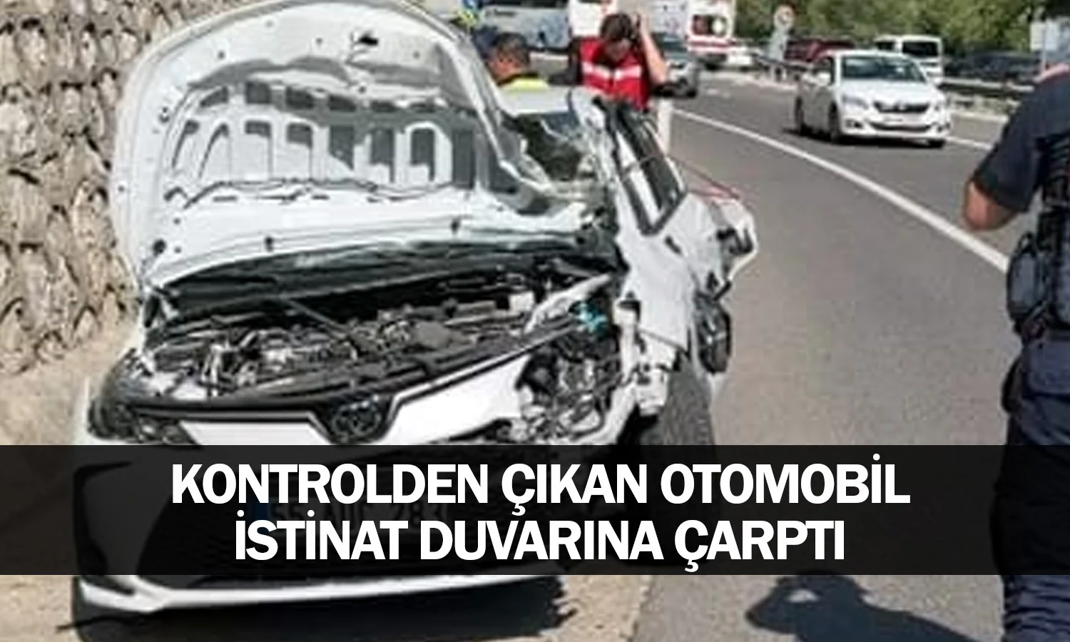 Kontrolden çıkan otomobil istinat duvarına çarptı