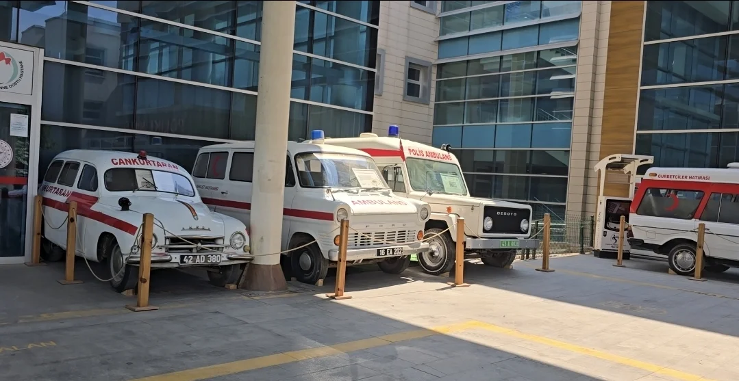 İnegöl’de Tarihi Ambulanslar Kıyıya Çekildi!
