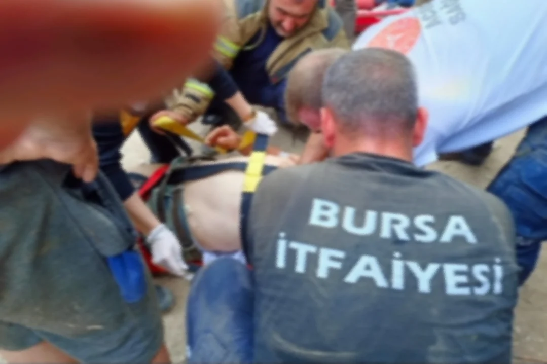 Traktör uçuruma yuvarlandı! Traktör uçuruma yuvarlandı!