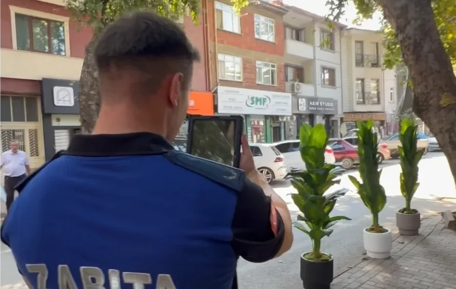 İnegöl Belediyesi Zabıta Ekiplerinden Kaldırım İşgali Ve Çevre Kirliliği Denetimi