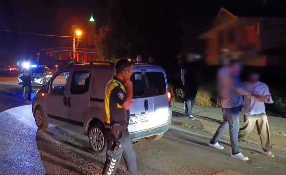 Hafif ticari araç kaldırıma çarptı!