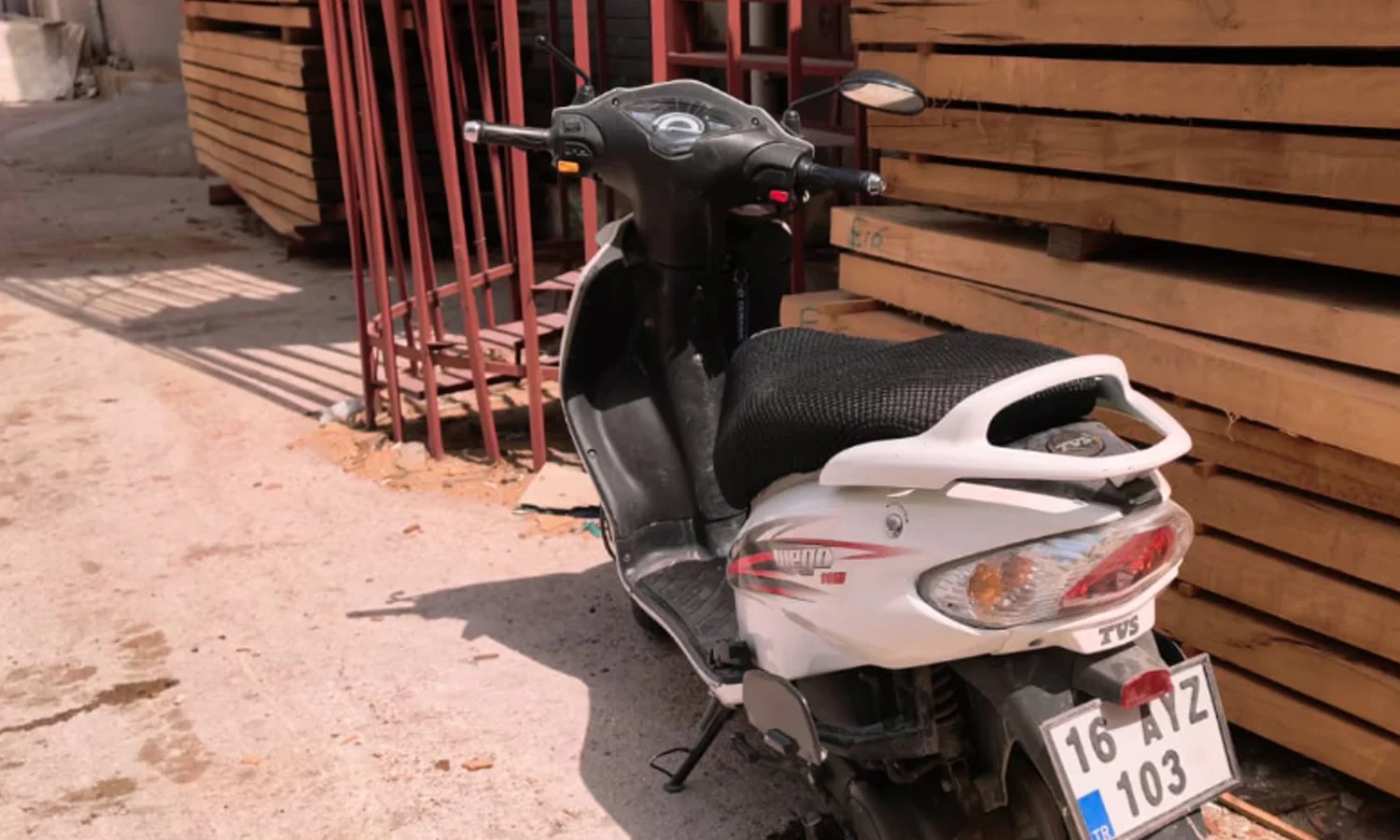 Köpeğe çarpmamak için manevra yapınca ...