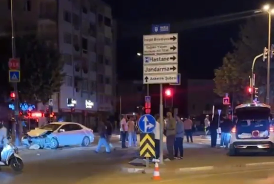 İnegöl'de otomobiller çarpıştı: Yaralılar var