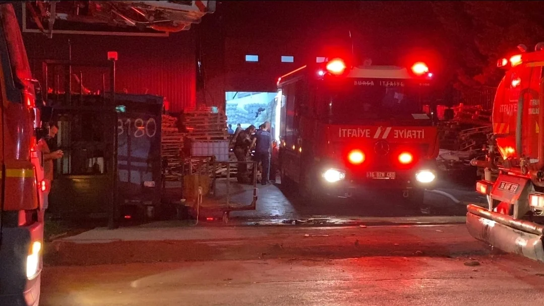 İnegöl'de Tekstil Fabrikasında Korkutan Yangın İnegöl'de Tekstil Fabrikasında Korkutan Yangın