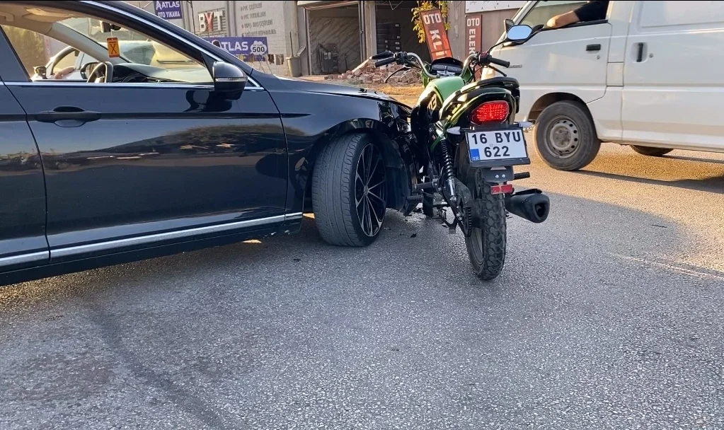 Otomobille Çarpışan Motosikletli Genç Hastaneye Kaldırıldı