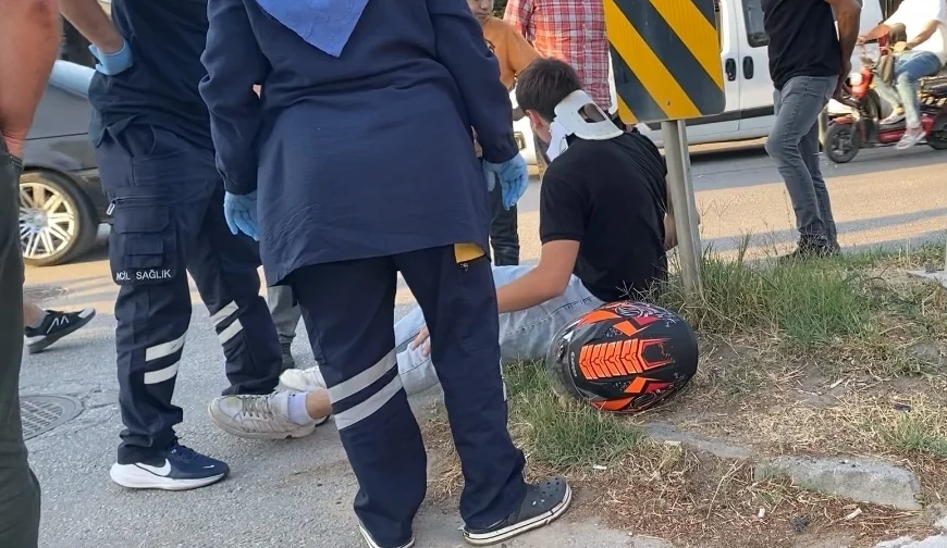 Otomobille Çarpışan Motosikletli Genç Hastaneye Kaldırıldı Otomobille Çarpışan Motosikletli Genç Hastaneye Kaldırıldı