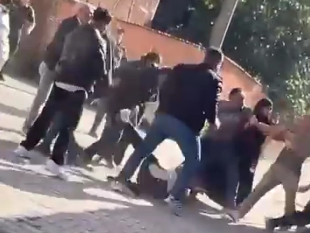 Sokak ortasında birbirlerine girdiler!