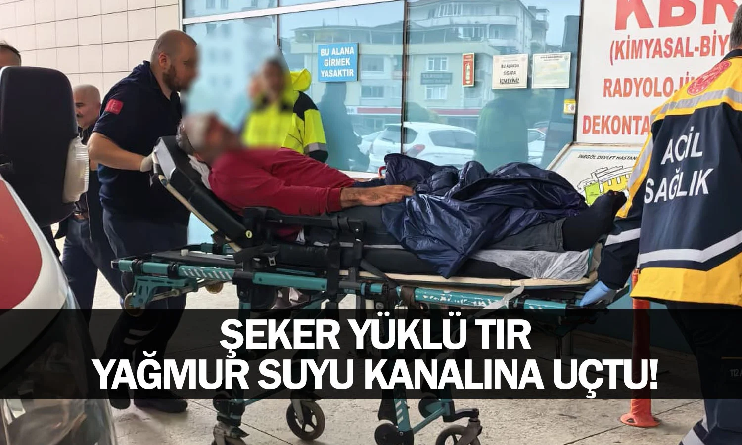 Şeker Yüklü TIR Yağmur Suyu Kanalına düştü Şeker Yüklü TIR Yağmur Suyu Kanalına düştü