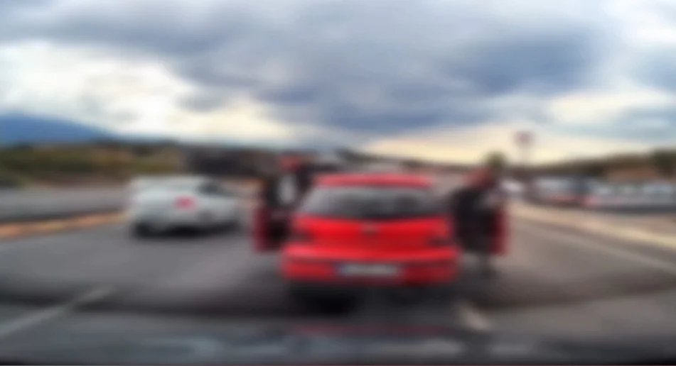 Sürücünün Yanına Geldiklerine Pişman Oldular Sürücünün Yanına Geldiklerine Pişman Oldular