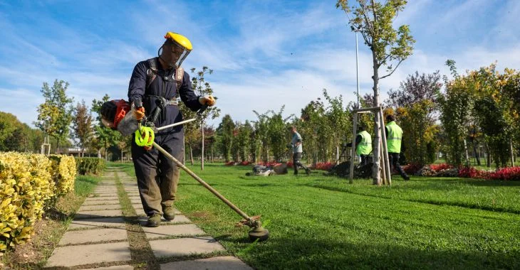 Büyükşehir’den park ve bahçelere düzenli bakım