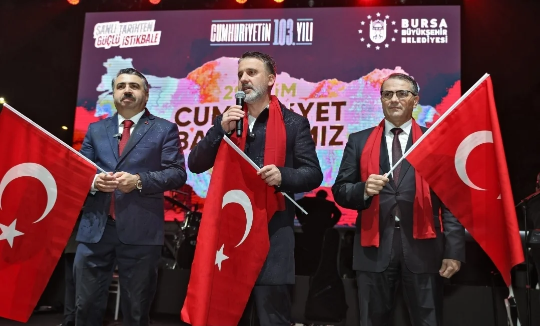 Yağmura rağmen Bursa’da Cumhuriyet coşkusu dinmedi