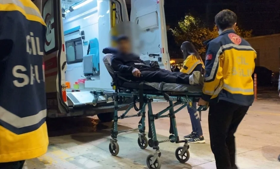 ​16 Yaşındaki Genç Duvar Üzerindeki Dikenli Tellere Takıldı
